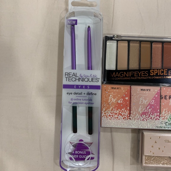 Eyeshadow palette and brush set bundle - 4 items - Picture 2 of 7